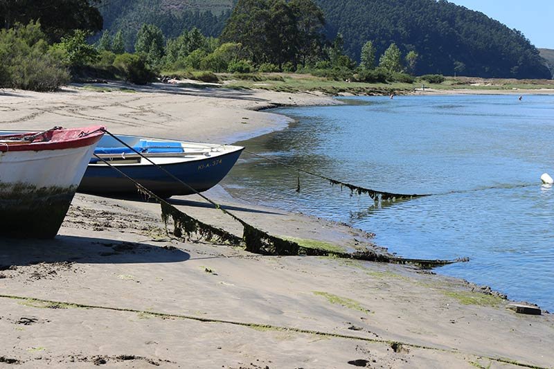 barcas de pescadores en la playa